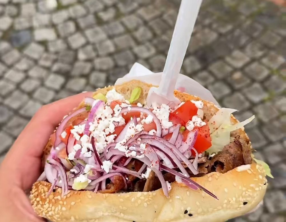 Berliner Döner im Sesambrot mit roten Zwiebeln, Tomaten und Weißkäse