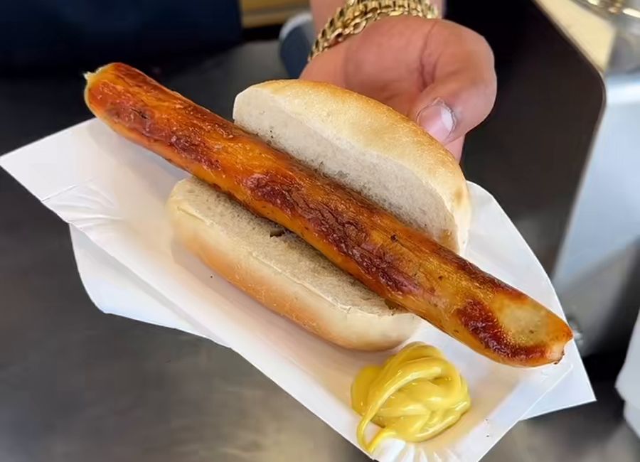 Bratwurst im Brötchen mit Senf