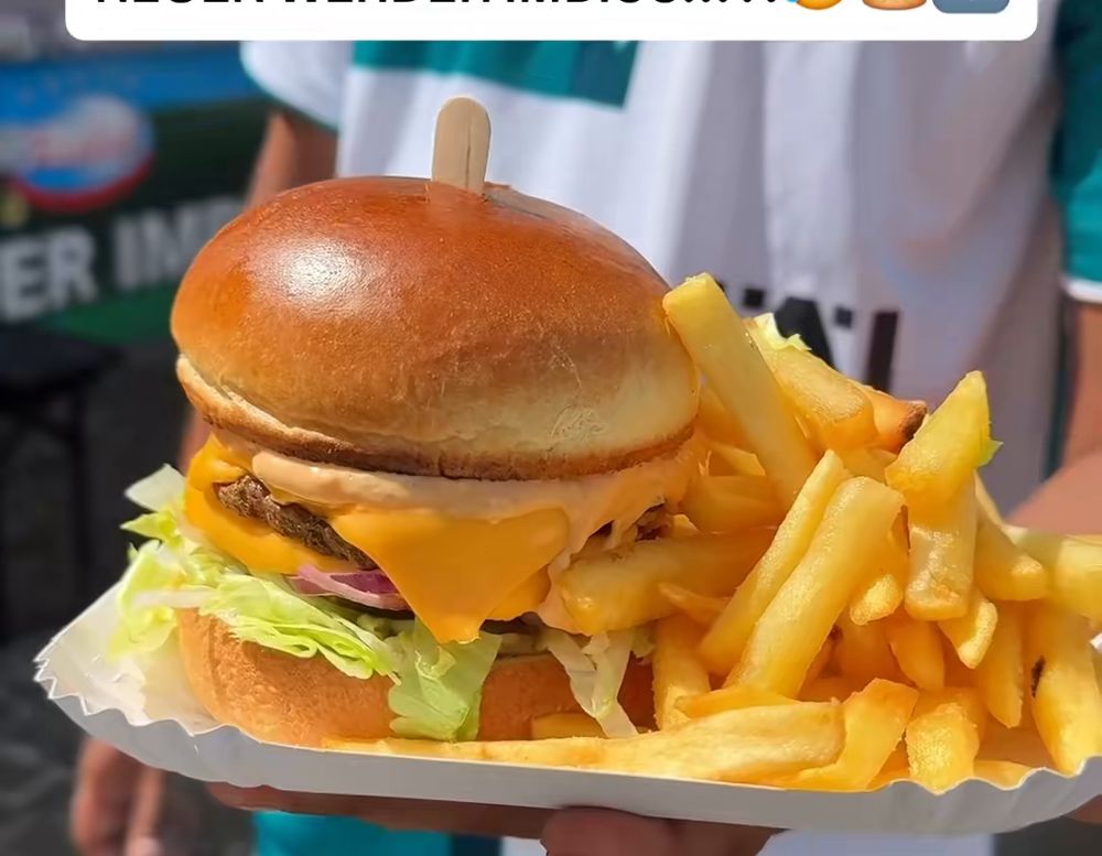 Cheeseburger mit Pommes