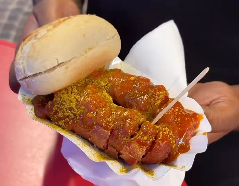 Currywurst mit Brötchen