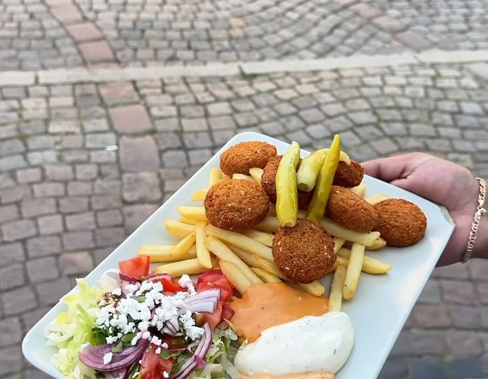 Falafel-Teller mit Pommes und Salat