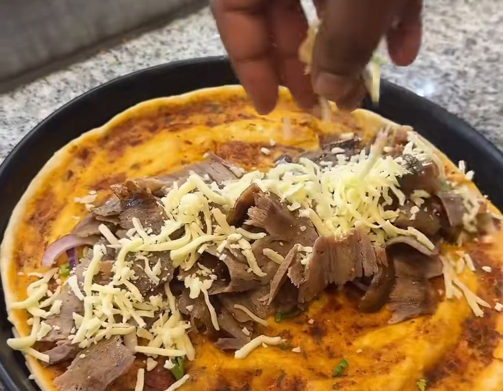 Türkische Pizza mit Kalbfleisch und Käse