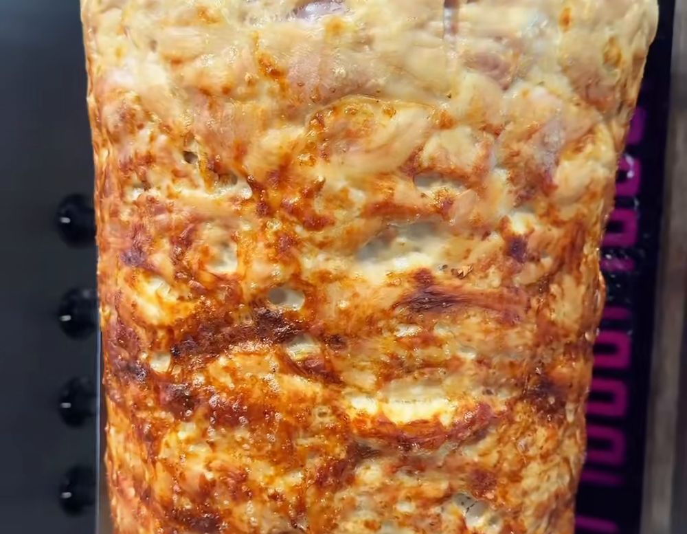 Zwei Dönerspieße am Grill