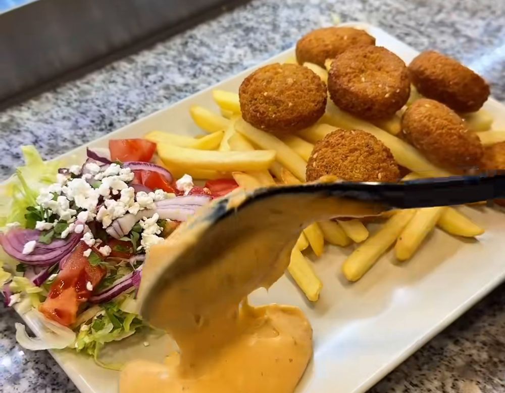 Falafel-Teller mit Pommes, Salat und Soße