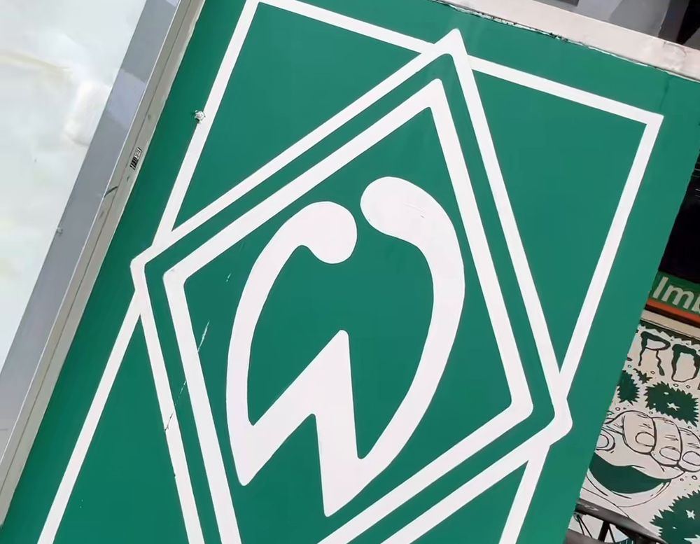 Werder-Raute als Graffiti an der Fassade